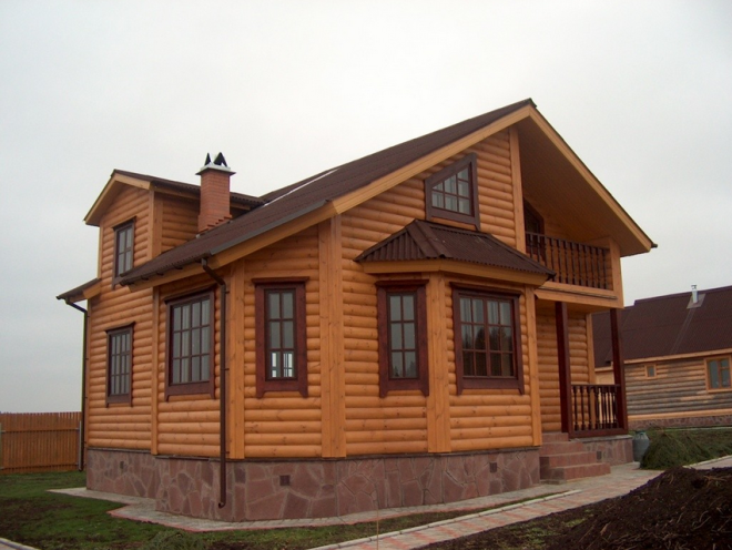 Блок-хаус прекрасно имитирует бревно