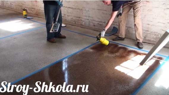 Процесс окрашивания бетона