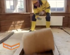 Раскладываем материал между лагами деревянного пола