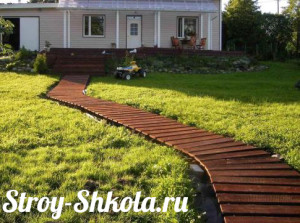 Садовая дорожка из деревянных досок