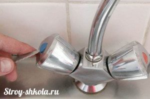 Снимаем ручку крана